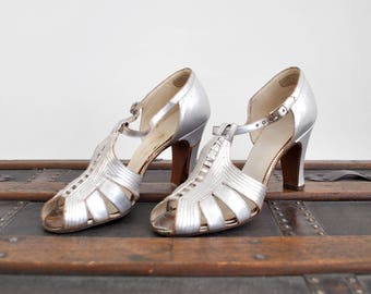 1930 s Sliver Shoes. Metallic. 30 s Art Deco Heels. Ankle Strap. Peep toe. 6.5