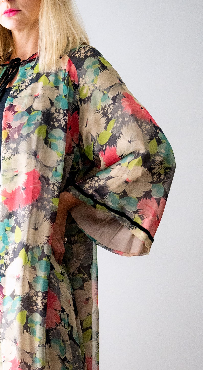 ZELDZAME jaren '30 gebloemde chiffon kamerjas. vintage jaren 30 zwart en roze gewaad met print. zijden chiffon. kimono. bloemenprint. levendige kleuren. afbeelding 9