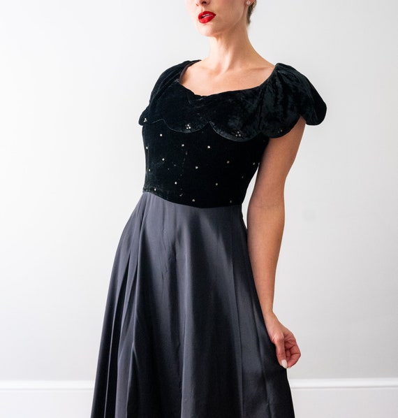 1940 black velvet dress. Scalloped collar. 40’s f… - image 8