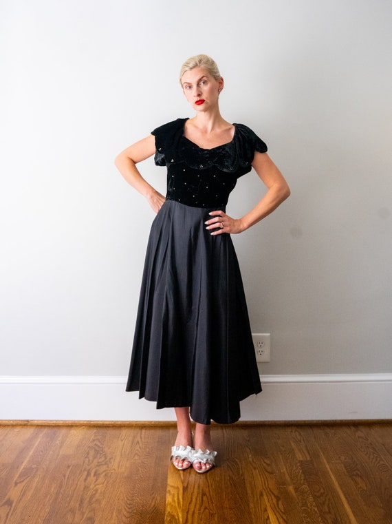 1940 black velvet dress. Scalloped collar. 40’s f… - image 2