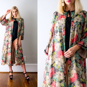 ZELDZAME jaren '30 gebloemde chiffon kamerjas. vintage jaren 30 zwart en roze gewaad met print. zijden chiffon. kimono. bloemenprint. levendige kleuren. afbeelding 1