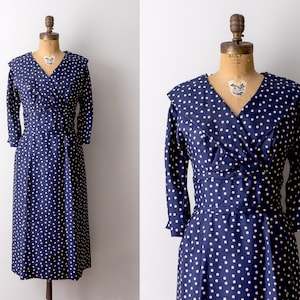 50&#39;s polka dot dress. 1950&#39;s navy blue dress. white dots. shawl collar. dark blue dress. m.