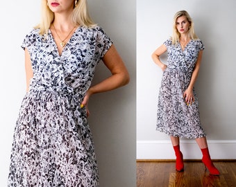 vintage 70's black and white floral dress. 1970's sheer wrap dress. b&w monochrome. deep v-neck. pleated skirt. M. L.