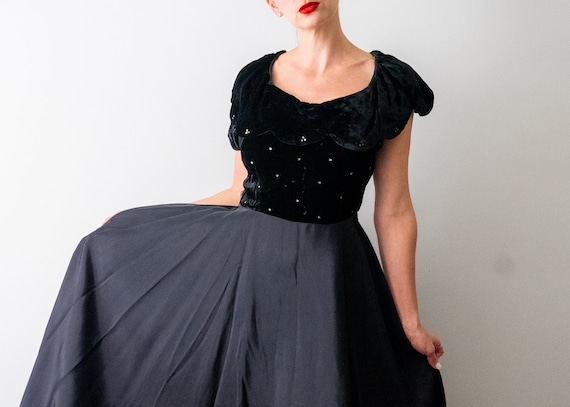 1940 black velvet dress. Scalloped collar. 40’s f… - image 6