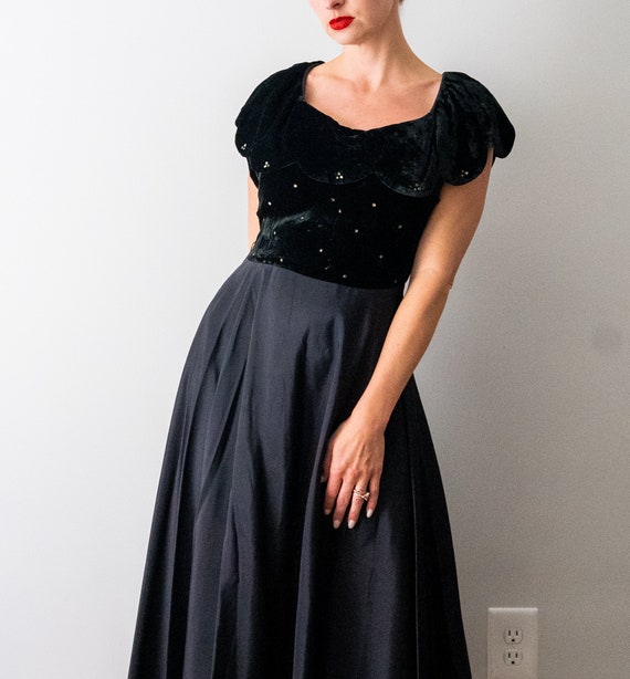 1940 black velvet dress. Scalloped collar. 40’s f… - image 3