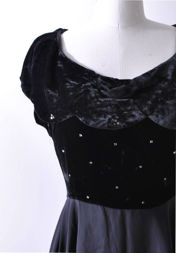 1940 black velvet dress. Scalloped collar. 40’s f… - image 10