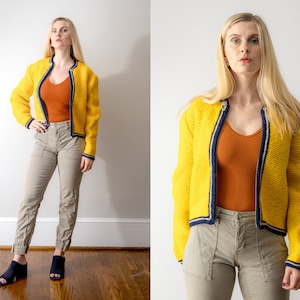 1950’s knit cardigan. yellow. 50 vintage sweater. Navy blue. Zipper. Large sweater. chunky.