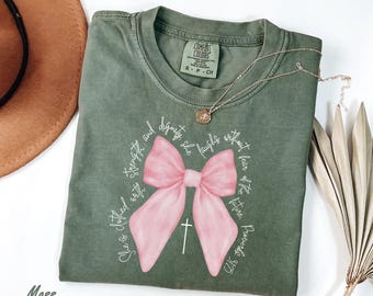 Camiseta Christian Comfort Colors®, camiseta con lazo rosa de Proverbios, sudadera con Proverbios 31:25, Ella está vestida de fuerza y dignidad, versículo bíblico