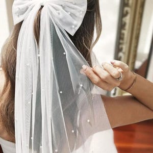 White Tulle Bow Hair Clip Pearl Accent Bridal Accessory Wedding Style Princess Look Elegant Flowing Ribbon Decoration Wedding Hair Piece