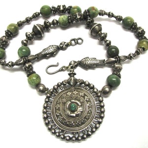 Collar antiguo de la India, colgante de plata con forma de tapón para los oídos, turquesa china y cuentas de Sri Lanka.