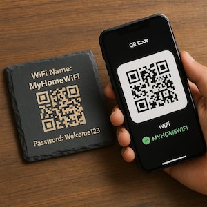 Könnte beinhalten: Ein schwarzes Smartphone zeigt einen QR-Code für den WLAN-Zugang, neben einem Schieferuntersetzer mit passenden WLAN-Informationen. Der Untersetzer ist mit "WiFi Name: MyHomeWiFi" und "Password: Welcome123" graviert.