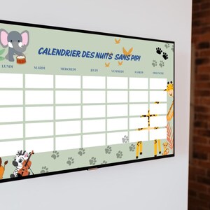 Pode incluir: Um calendário de parede emoldurado com fundo verde claro e ilustrações de animais. A grelha do calendário é branca, com o texto "CALENDRIER DES NUITS SANS PIPI" no topo. Inclui ilustrações de elefante, leão, zebra e girafa.