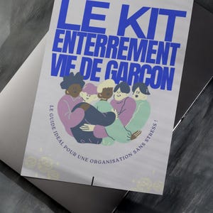 Peut inclure: Un guide imprimé intitulé "LE KIT ENTERREMENT VIE DE GARCON" en texte bleu, représentant un groupe de personnages de dessins animés de différentes couleurs. Le guide est sur un ordinateur portable, avec le texte "LE GUIDE IDEAL POUR UNE ORGANISATION SANS STRESS!"