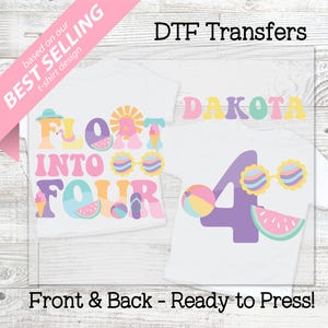 Könnte beinhalten: Zwei weiße T-Shirts mit farbenfrohen Sommerdesigns. Ein Shirt trägt die Aufschrift "Float Into Four" mit Flamingo, Sonnenbrille und Wassermelone. Das andere Shirt hat den Namen "Dakota" und eine große 4 mit Sonnenbrille und Wassermelonenscheibe.
