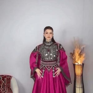 伝統的なチェルマ刺繍が施された手作りのアフガニスタンドレス、イード、結婚式、文化的なお祝いに最適なヴィンテージの民族部族のガウン、アフガニスタンドレス