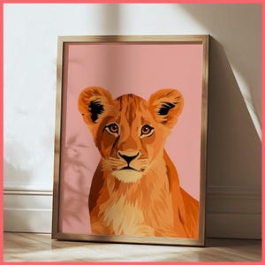 Baby Löwe Pastell Wand Kunstdruck | Gerahmtes Poster / Leinwand | Süße Safari Tier Kawaii Illustration Weiches Dekor Pastellfarben Babyzimmer Kunst