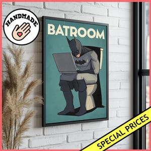 Batman Badezimmer Wand-Kunstdruck | Gerahmtes Poster / Leinwand | Lustige Kunst Superhelden Humor Badezimmer Deko Batroom Artwork ComicPop Kultur
