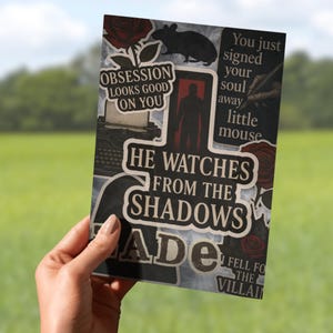 以下が含まれることがあります： さまざまなテキスト要素とイラストが描かれた、ダークテーマのアートプリント。 「Obsession looks good on you」や「He watches from the shadows」などのフレーズが特徴です。 その他のグラフィックには、タイプライター、バラ、シルエットが含まれています。