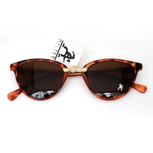 NOS 1990s retro vintage oval cat eyes sunglasses plastic and metal frame womens sunglasses tortoise frame brown lens Hi Tek Junior