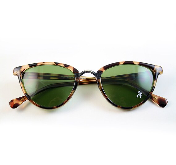 NOS 1990s Retro Vintage Oval Cats Eyes Sunglasses Plastic  display picture 3