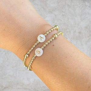 Pulsera con letra inicial, cuentas doradas, perlas doradas, pulsera con dije de letra, pulsera personalizada, pulsera única, joyería de regalo