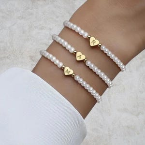 Pulsera de perla con inicial, pulsera de perla personalizada, pulsera única, joyería de regalo, pulsera elástica, dije chapado en oro