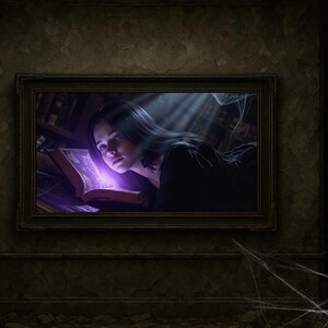 Può includere: Un'immagine incorniciata raffigura una persona che guarda intensamente un libro aperto che emette una luce viola brillante. La scena è ambientata in una stanza poco illuminata con una parete scura e invecchiata e una ragnatela in primo piano.