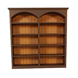 Puede incluir: Una estantería de madera marrón con tapas arqueadas y cinco estantes a cada lado. Los estantes tienen un respaldo de madera marrón claro.