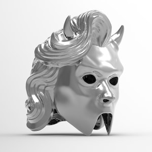 Op de afbeelding: Een zilverkleurig masker met een demonisch ontwerp. Het masker heeft hoorns, vloeiend haar en een gedetailleerd gezicht met open oogkassen en een gapende mond met hoektanden. Het is waarschijnlijk een decoratief item of een kostuum.