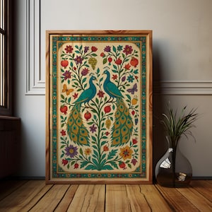Peut inclure: Une illustration de style vintage de deux paons au plumage coloré, perchés sur une branche d'arbre avec des feuilles vertes et des fleurs rouges et jaunes. L'arrière-plan est une toile de couleur crème avec une bordure décorative.