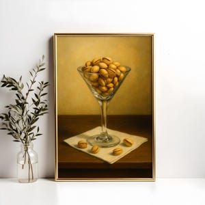 Szklanka Martini z pistacjami Wydruk na ścianę – Elegancki obraz olejny martwej natury z jedzeniem, dekoracja kuchni w barze, cyfrowe pobieranie do druku