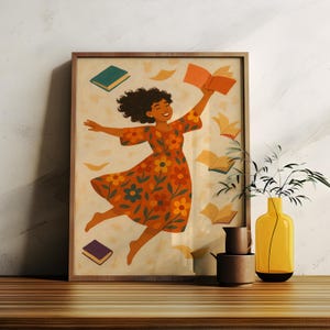 Könnte beinhalten: Eine gerahmte Illustration einer Person in einem Blumenkleid, die vor Freude springt und von offenen Büchern umgeben ist. Der Hintergrund ist hellbeige.