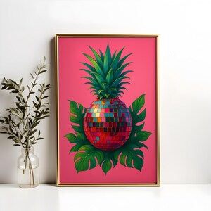 Könnte beinhalten: Gerahmter Kunstdruck mit einem farbenfrohen Ananas-Design. Der Ananas hat eine Discokugel-Textur mit leuchtenden Farben, umgeben von grünen Blättern, vor einem rosa Hintergrund. Der Rahmen ist goldfarben.