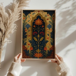 Könnte beinhalten: Ein gerahmter Druck mit einem farbenfrohen Blumenmuster in Rot-, Orange-, Gelb- und Blautönen. Das Muster ist symmetrisch und weist komplizierte Details auf. Der Rahmen ist in hellem Holz gehalten.