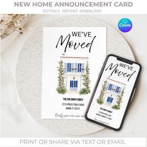 Puede incluir: Una tarjeta de anuncio blanca y un teléfono inteligente muestran una ilustración en acuarela de una casa con contraventanas azules y el texto "We've Moved". La tarjeta incluye detalles de la dirección. El teléfono muestra el mismo diseño.