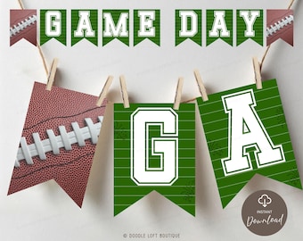 Puede incluir: Un festivo cartel de "Game Day" con diseños de fútbol y banderines. El cartel presenta banderines verdes con letras blancas y gráficos de fútbol, ​​ensartados en hilo con pinzas de madera. Perfecto para una fiesta temática de fútbol.