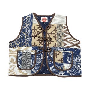 Chaleco acolchado con medallón azul y marrón renovado