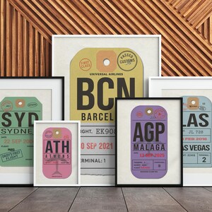 Puede incluir: Impresiones artísticas enmarcadas con etiquetas de equipaje vintage. Las etiquetas muestran códigos de ciudad como SYD, BCN, ATH, AGP y LAS, con fechas y detalles de vuelo. Las impresiones son de varios colores y tamaños, con marcos blancos y negros.