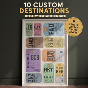 Op de afbeelding: Een ingelijste poster met de titel 10 CUSTOM DESTINATIONS met tien kleurrijke bagagelabels voor verschillende luchthavens, waaronder JTR, LAX, FAO, JNB, CUN, BCN, HKT, BER, ZNZ en BORA BORA, elk met specifieke vluchtgegevens en data.