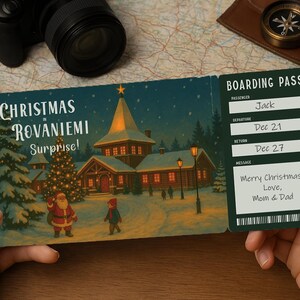 Puede incluir: Un pase de embarque navideño con una ilustración de escena invernal. El pase dice "Christmas in Rovaniemi Surprise!" e incluye una fecha de salida del 21 de diciembre y una fecha de regreso del 27 de diciembre. Un mensaje dice "Merry Christmas! Love, Mom & Dad."