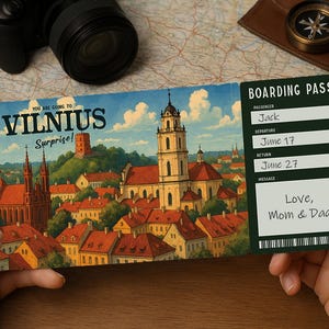 Puede incluir: Un pase de embarque de estilo vintage para Vilnius, con una ilustración de paisaje urbano de edificios con tejados rojos y una iglesia. El pase incluye los datos del pasajero, las fechas de salida y regreso, y un mensaje escrito a mano.