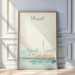 Puede incluir: Impresión en acuarela de Mascate, con una mezquita con cúpula y minarete turquesas, barcos en el agua y el horizonte de la ciudad. La palabra "Muscat" está escrita en la parte superior en escritura negra, enmarcada en un marco de madera clara.