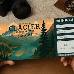 Op de afbeelding: Een boarding pass met een landschapsillustratie van Glacier National Park, met bergen, een meer en bomen. De pas bevat de tekst "You are going to Glacier National Park Surprise!" en passagiersgegevens.