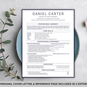 Può includere: Un modello di curriculum vitae con il nome "DANIEL CARTER", intitolato "SENIOR SOFTWARE ENGINEER". Il documento include sezioni per il riepilogo professionale, le competenze chiave, l'esperienza professionale, l'istruzione e le certificazioni. Il testo in basso recita "RESUME VERSIONS, COVER LETTER, & REFERENCE PAGE INCLUDED IN 2 DIFFERENT SIZES."