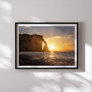 Arte mural del atardecer en Étretat – Impresión fotográfica del acantilado de Normandía – Póster de paisaje marino francés – Arco oceánico en la hora dorada – Decoración de paisaje costero