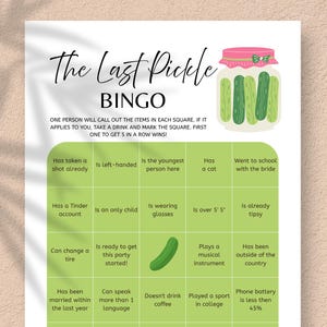 Może przedstawiać: Drukowana gra w bingo zatytułowana "The Last Pickle Bingo" z grafiką słoika z ogórkami. Gra zawiera kwadraty z pytaniami takimi jak "Ma konto na Tinderze" i "Nosi okulary". Na dole obrazu widnieje napis "Natychmiastowe pobieranie | PDF do druku".