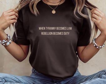 専制政治が法律になった時、反乱は義務となるTシャツ｜反権威主義、民主主義支持の抗議Tシャツ