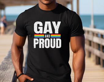 ゲイで誇り高きグラフィックTシャツ：LGBTQ+レインボープライドユニセックスシャツ