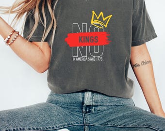 ノー・キングス・グラフィックTシャツ：コンフォートカラーズ反権威主義シャツ