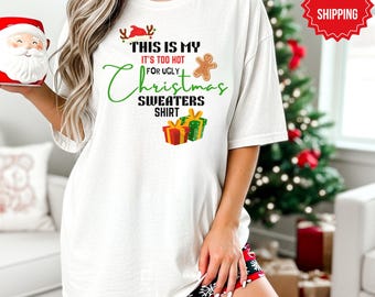 Könnte beinhalten: Ein weißes T-Shirt mit dem Text "THIS IS MY IT'S TOO HOT FOR UGLY CHRISTMAS SWEATERS SHIRT" in Schwarz und Grün. Das Shirt zeigt einen Lebkuchenmann, Rentiergeweih und verpackte Geschenke. Teil einer weihnachtlichen Kollektion.